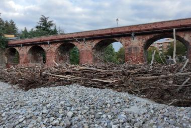 Pianoro Vecchio, una montagna di tronchi blocca parzialmente il fiume
